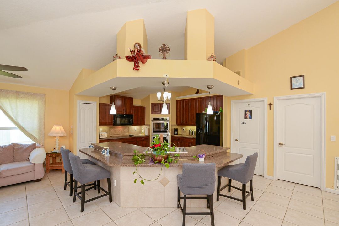 Под контрактом: $439,900 (4 спален, 2 ванн, 2310 Квадратных фут)