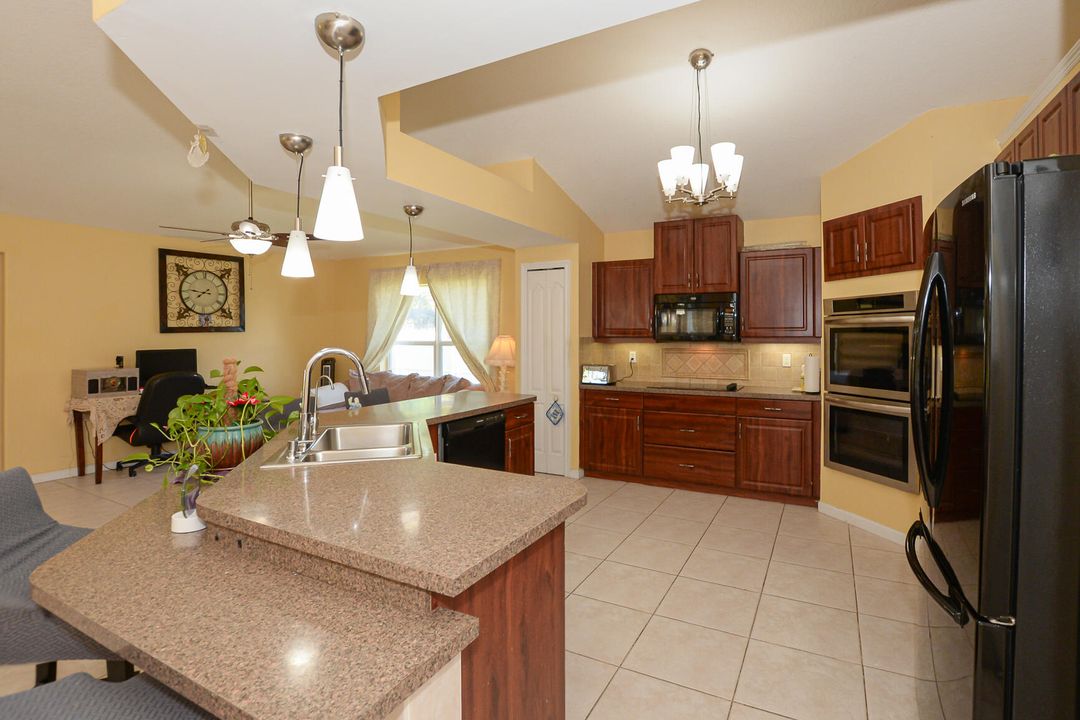 Под контрактом: $439,900 (4 спален, 2 ванн, 2310 Квадратных фут)