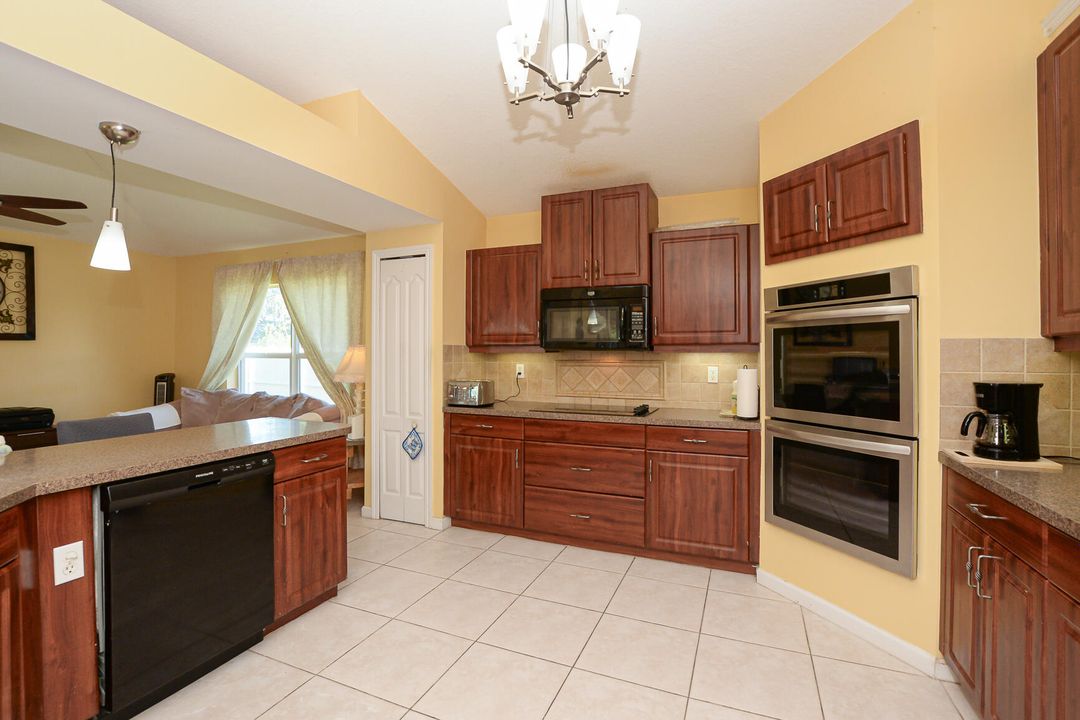 Под контрактом: $439,900 (4 спален, 2 ванн, 2310 Квадратных фут)