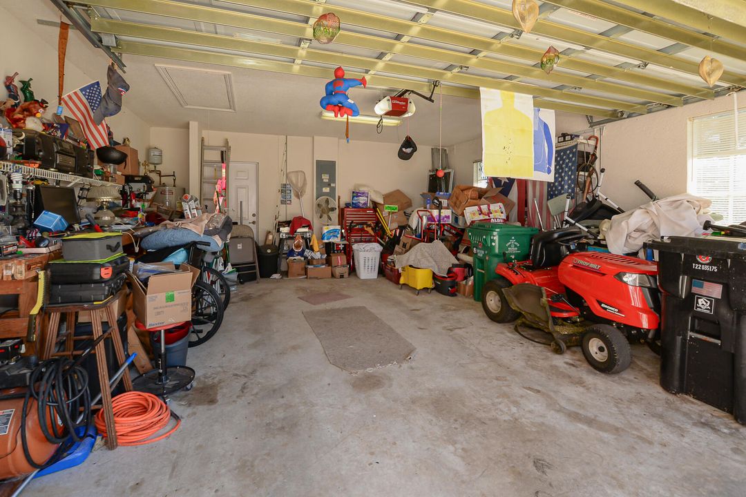 Под контрактом: $439,900 (4 спален, 2 ванн, 2310 Квадратных фут)