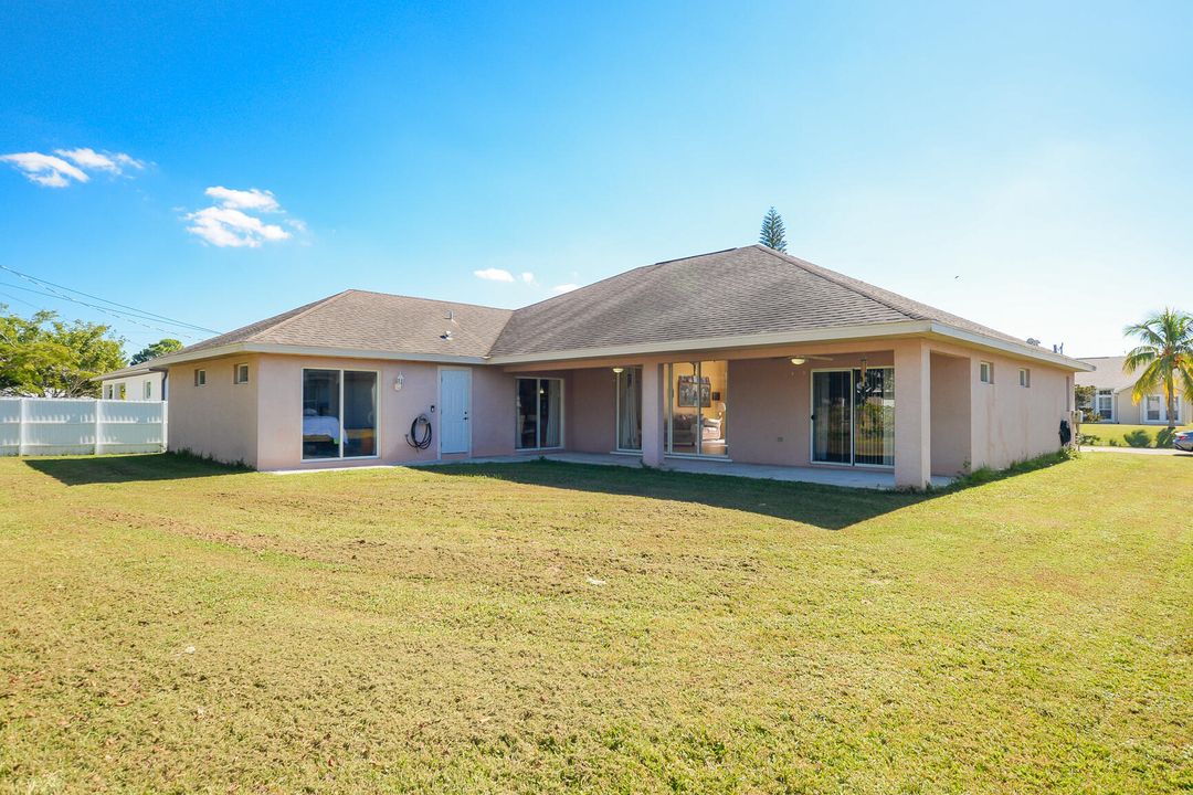 Под контрактом: $439,900 (4 спален, 2 ванн, 2310 Квадратных фут)