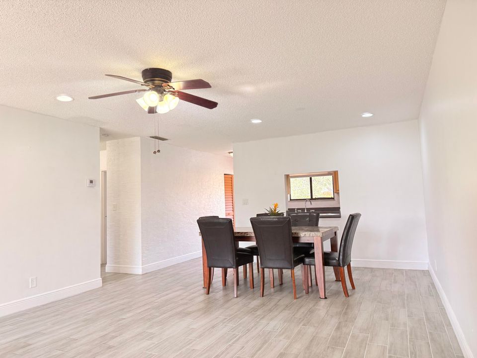 待售: $280,000 (2 贝兹, 2 浴室, 957 平方英尺)