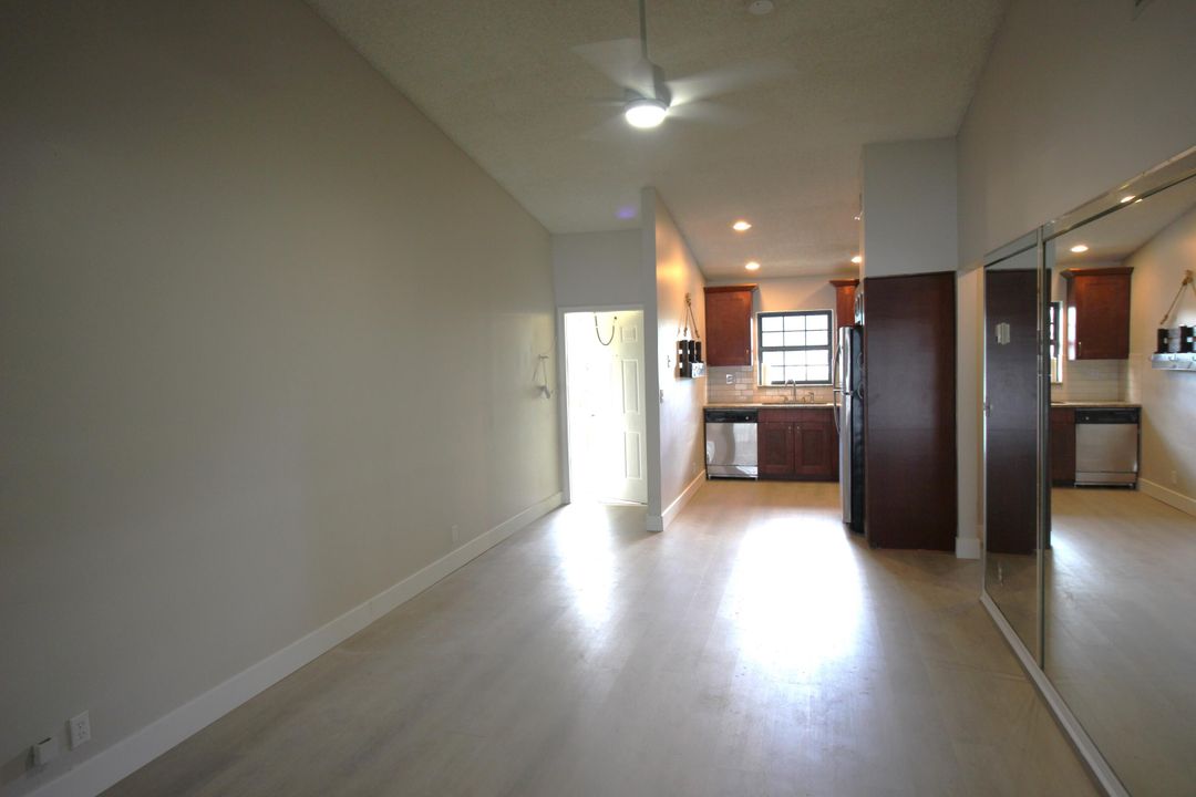For Sale: $350,000 (2 beds, 2 baths, 938 Square Feet)