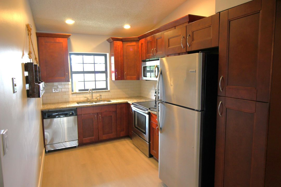 For Sale: $350,000 (2 beds, 2 baths, 938 Square Feet)