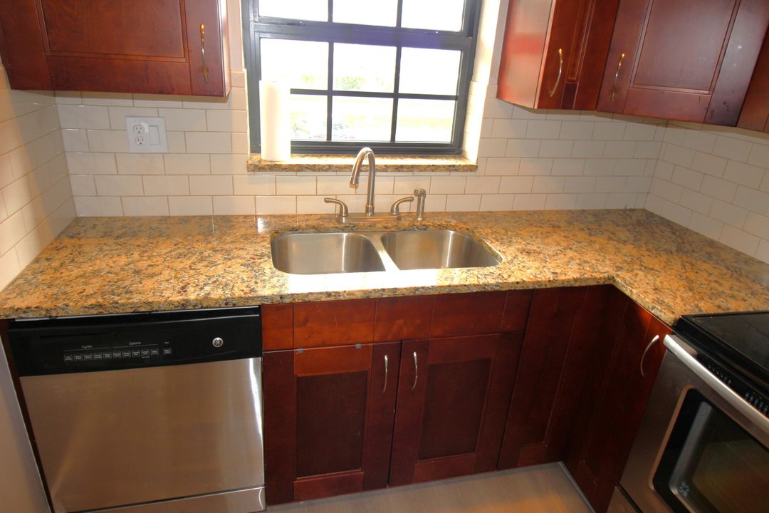 For Sale: $350,000 (2 beds, 2 baths, 938 Square Feet)