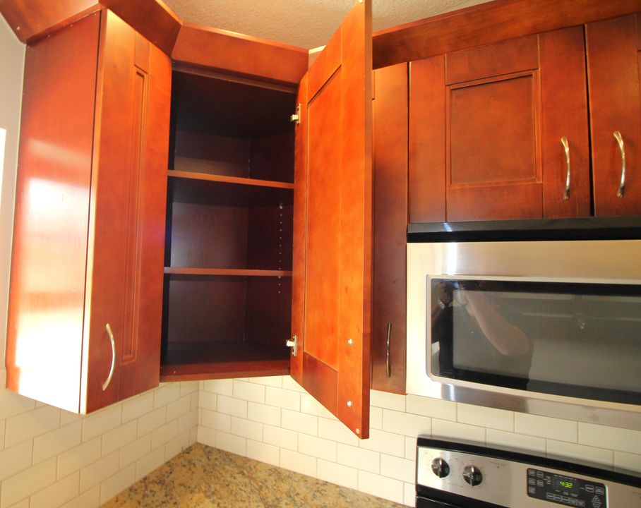 For Sale: $350,000 (2 beds, 2 baths, 938 Square Feet)