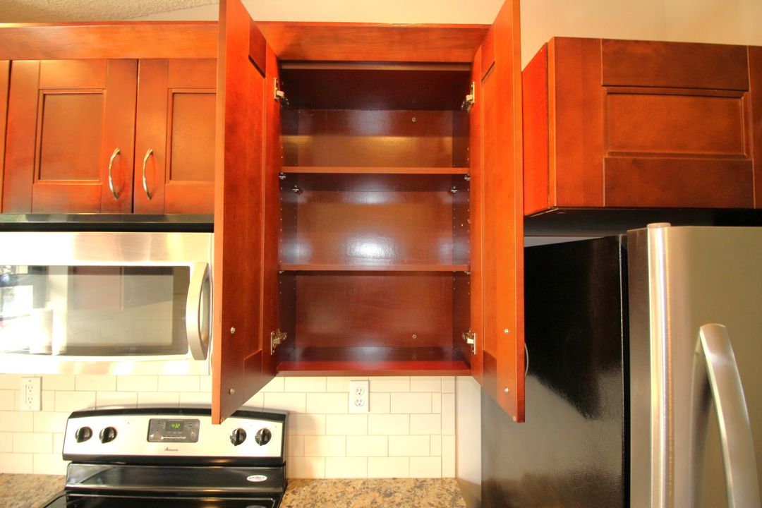 For Sale: $350,000 (2 beds, 2 baths, 938 Square Feet)