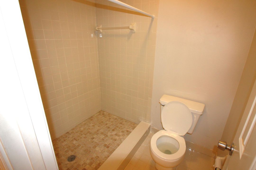 For Sale: $350,000 (2 beds, 2 baths, 938 Square Feet)