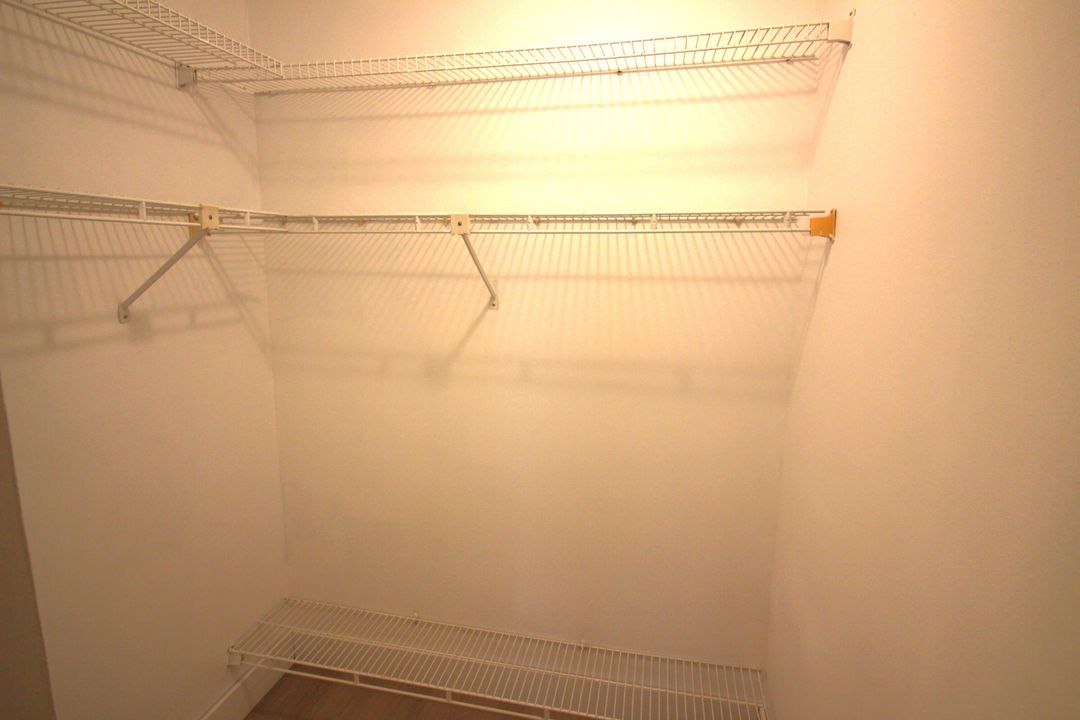 For Sale: $350,000 (2 beds, 2 baths, 938 Square Feet)