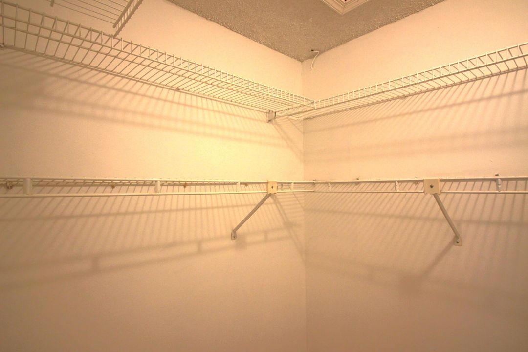 For Sale: $350,000 (2 beds, 2 baths, 938 Square Feet)