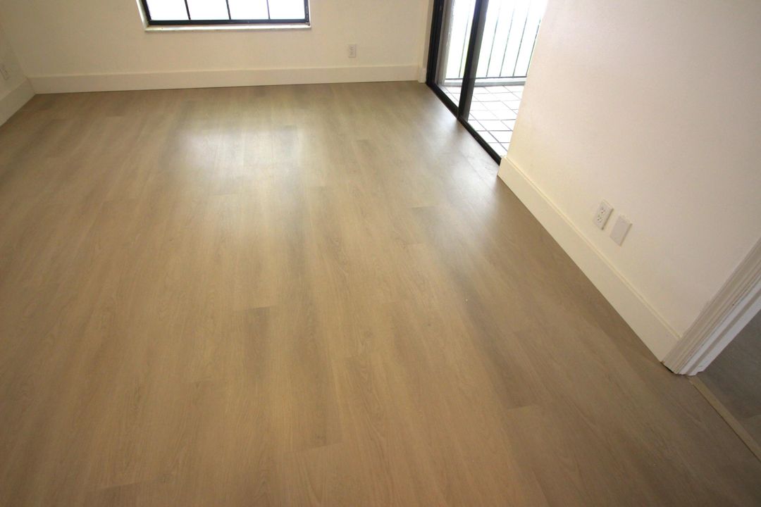 For Sale: $350,000 (2 beds, 2 baths, 938 Square Feet)