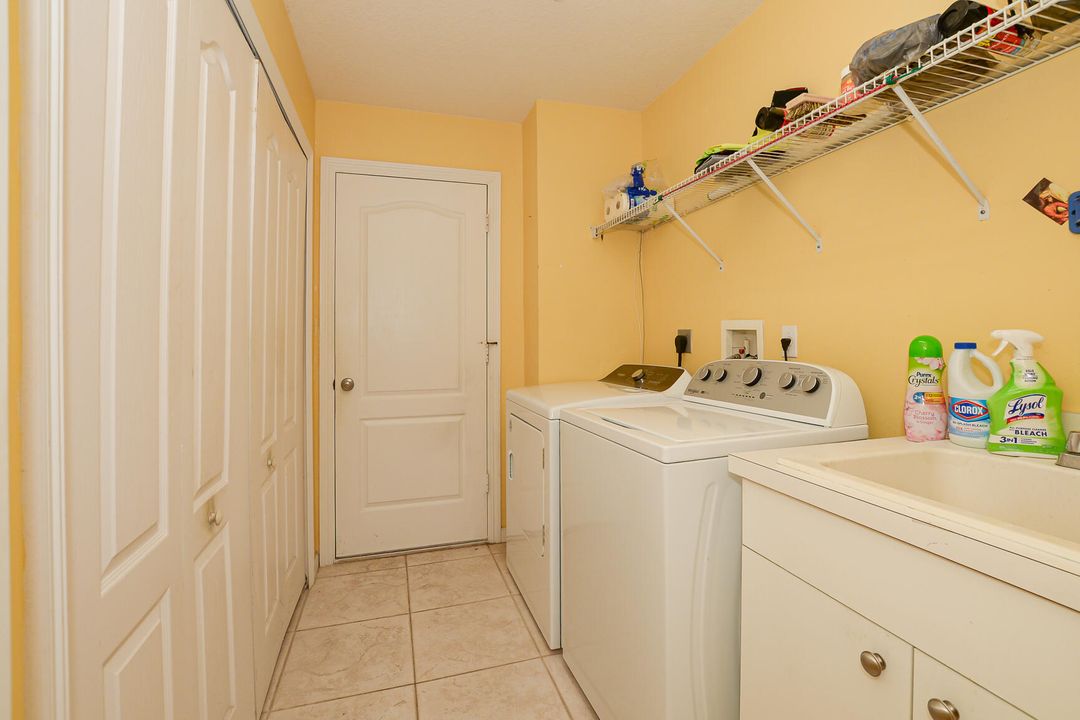 Под контрактом: $439,900 (4 спален, 2 ванн, 2310 Квадратных фут)