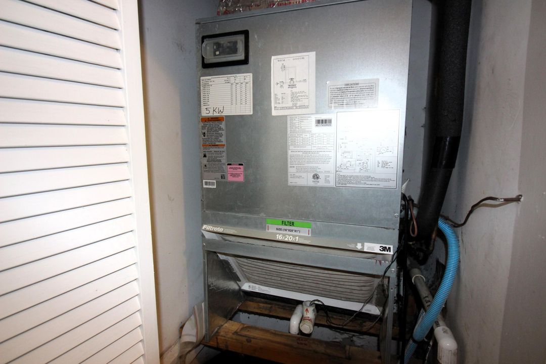 For Sale: $350,000 (2 beds, 2 baths, 938 Square Feet)