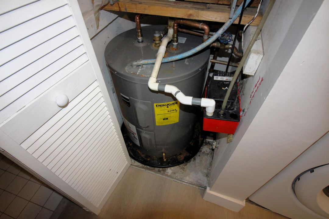 For Sale: $350,000 (2 beds, 2 baths, 938 Square Feet)