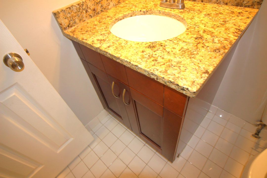 For Sale: $350,000 (2 beds, 2 baths, 938 Square Feet)