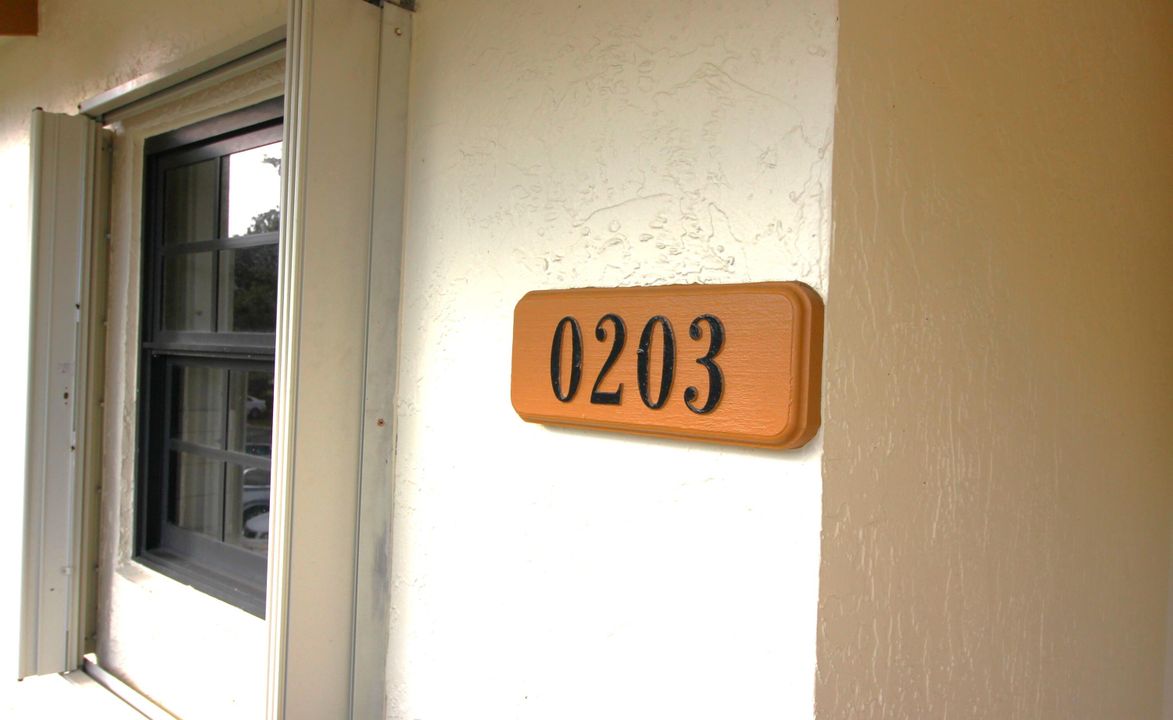 For Sale: $350,000 (2 beds, 2 baths, 938 Square Feet)