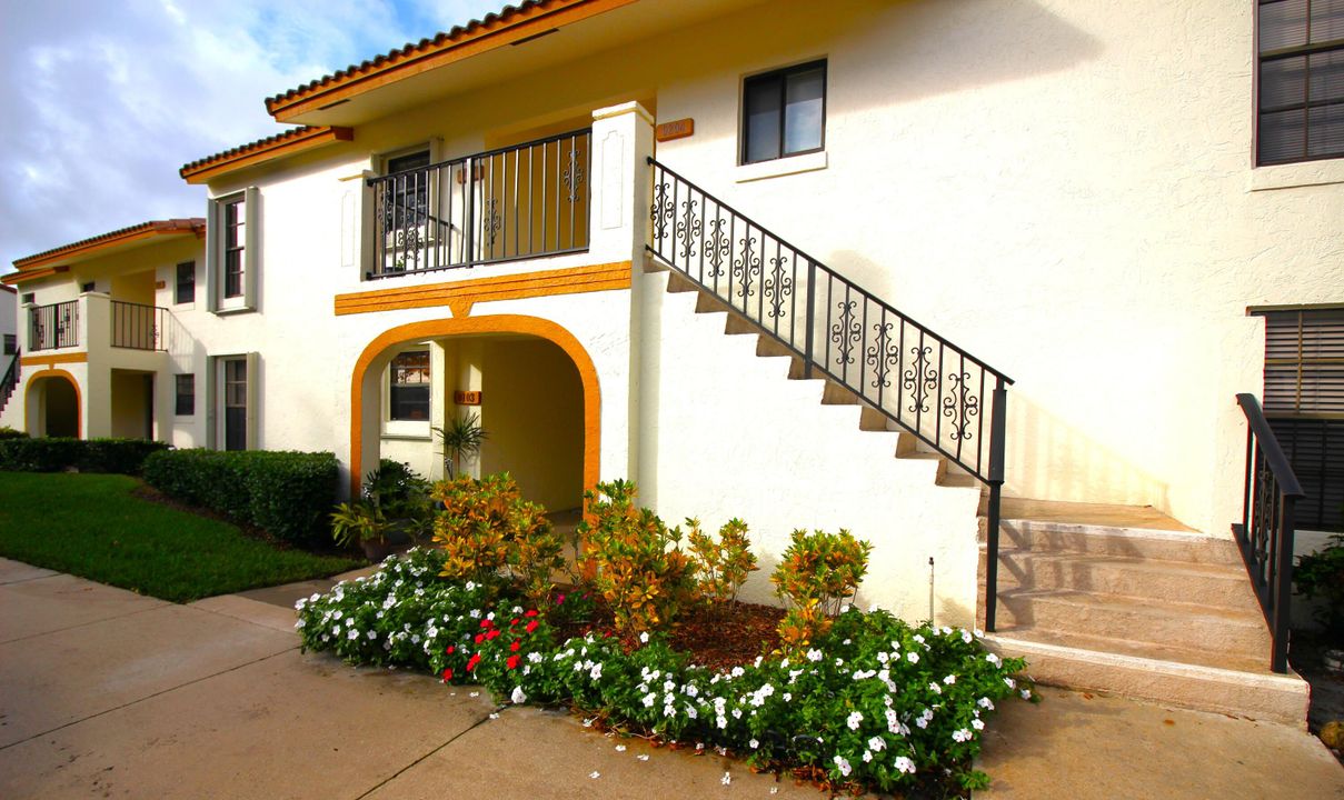 For Sale: $350,000 (2 beds, 2 baths, 938 Square Feet)