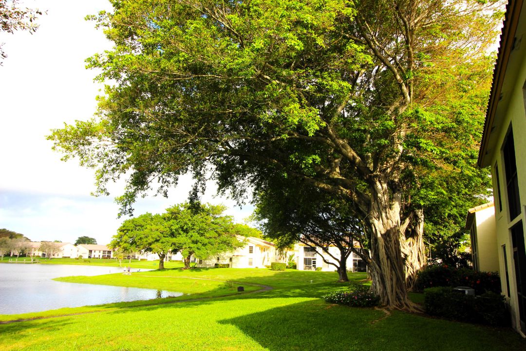 For Sale: $350,000 (2 beds, 2 baths, 938 Square Feet)