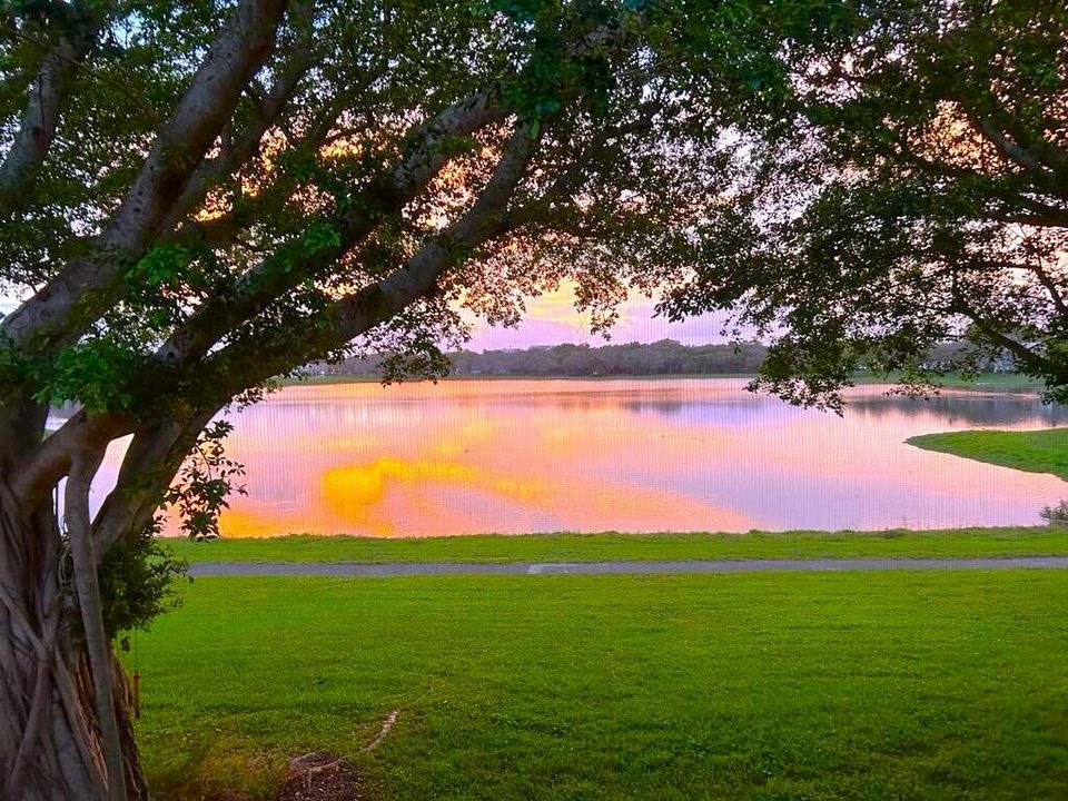 For Sale: $350,000 (2 beds, 2 baths, 938 Square Feet)