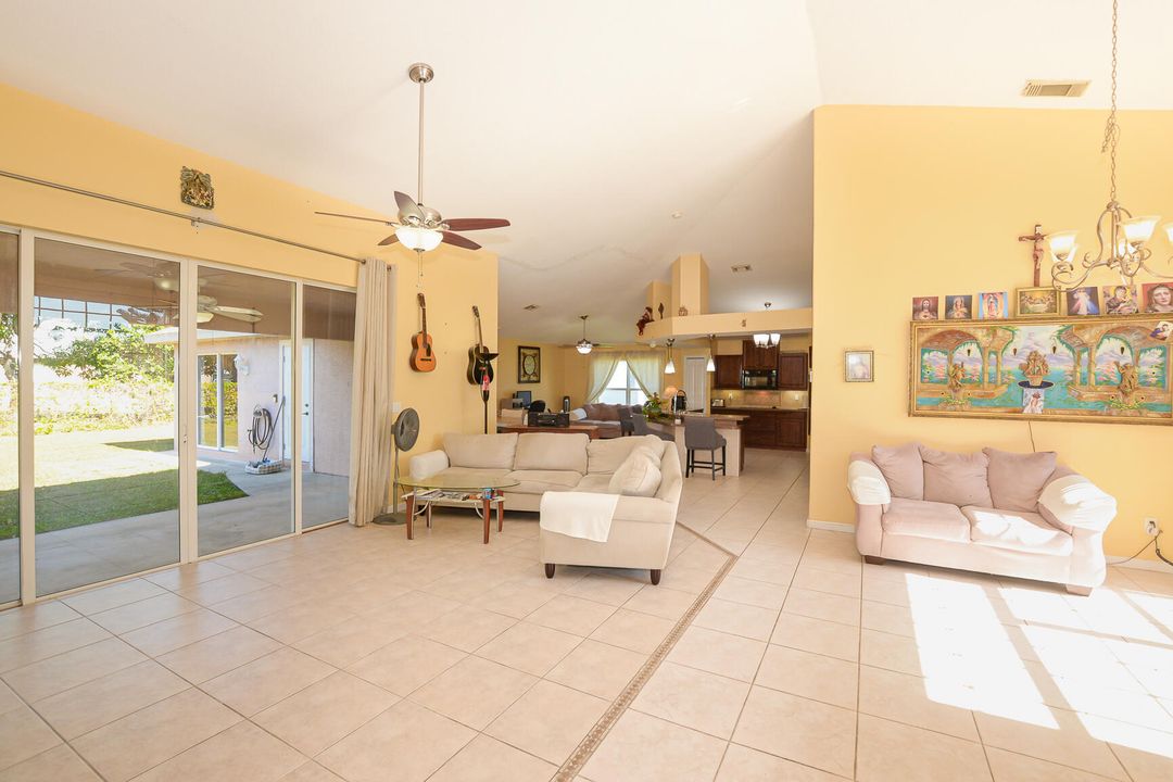 Под контрактом: $439,900 (4 спален, 2 ванн, 2310 Квадратных фут)