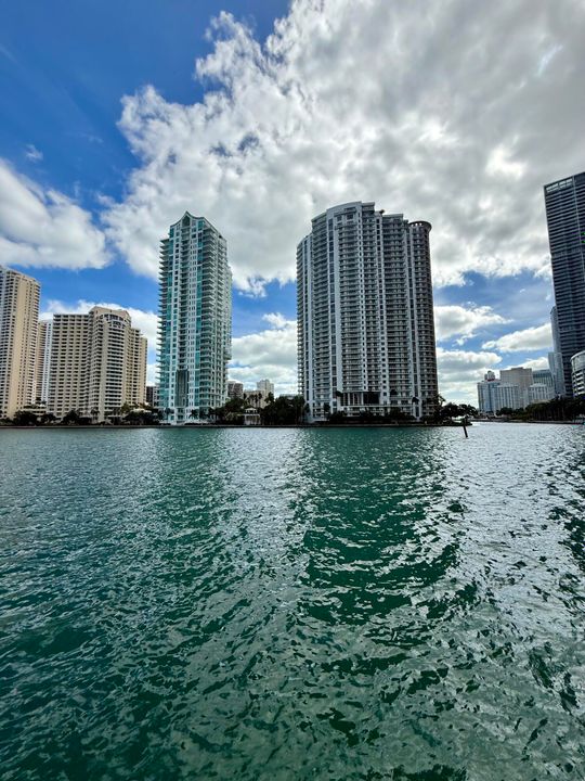 合同活跃: $335,000 (1 贝兹, 1 浴室, 539 平方英尺)