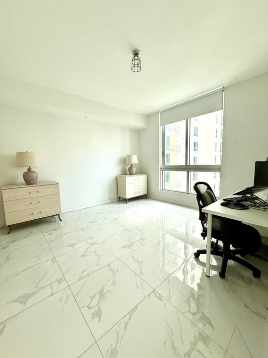 合同活跃: $335,000 (1 贝兹, 1 浴室, 539 平方英尺)