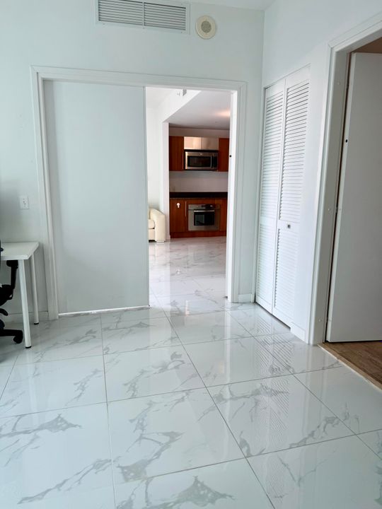 合同活跃: $335,000 (1 贝兹, 1 浴室, 539 平方英尺)