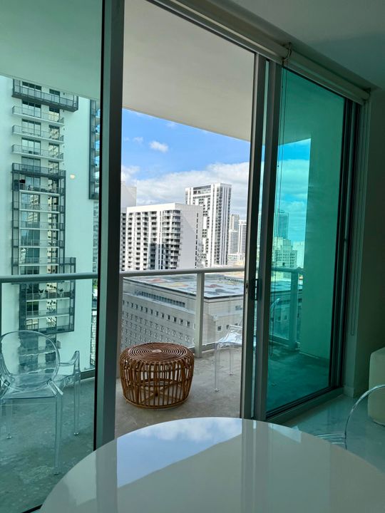 合同活跃: $335,000 (1 贝兹, 1 浴室, 539 平方英尺)