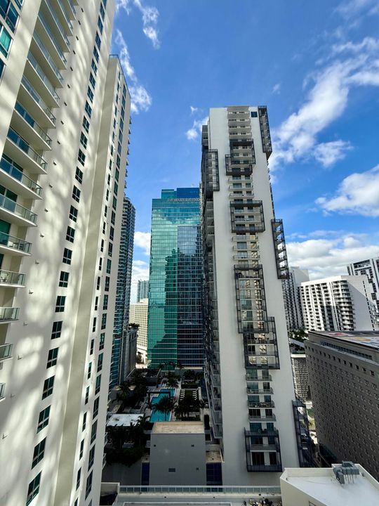 合同活跃: $335,000 (1 贝兹, 1 浴室, 539 平方英尺)