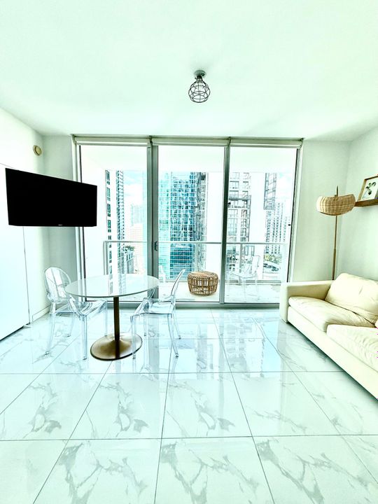 合同活跃: $335,000 (1 贝兹, 1 浴室, 539 平方英尺)