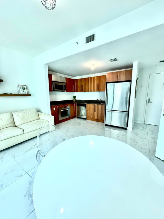 合同活跃: $335,000 (1 贝兹, 1 浴室, 539 平方英尺)