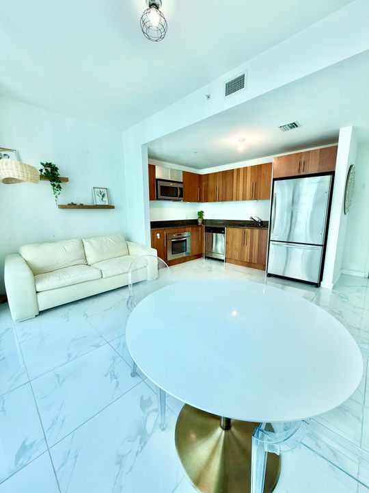 合同活跃: $335,000 (1 贝兹, 1 浴室, 539 平方英尺)