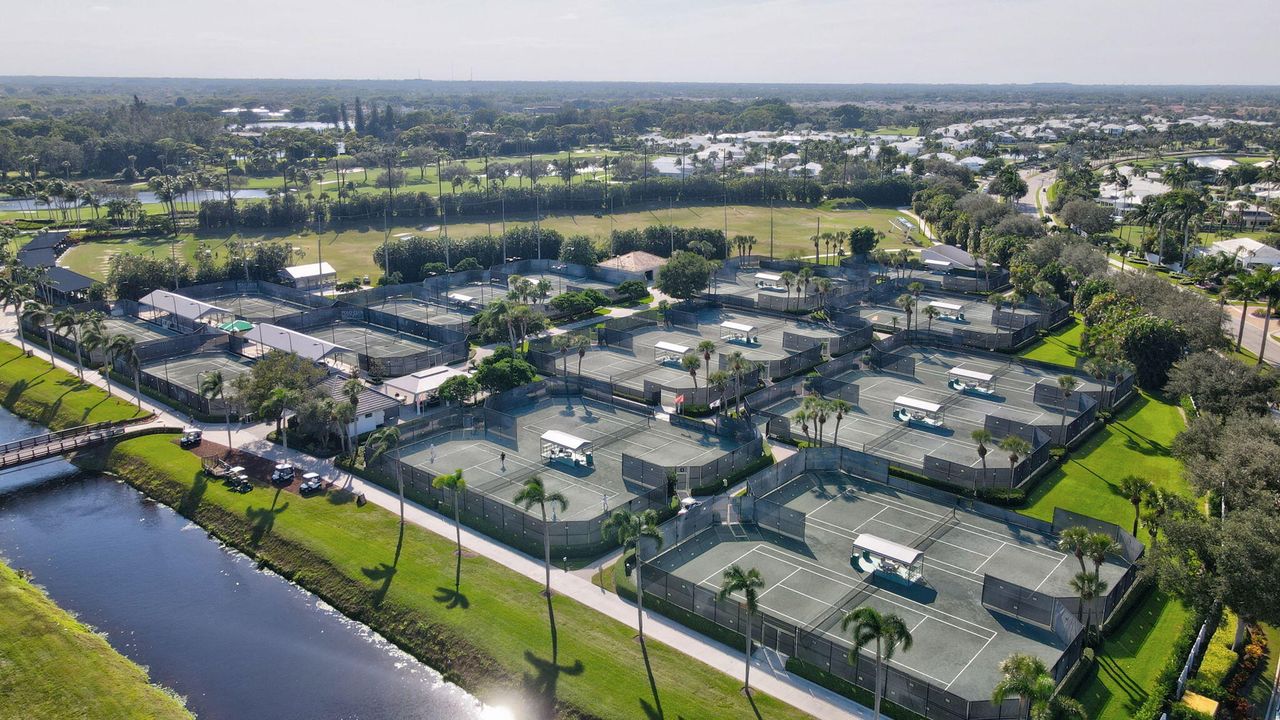 For Sale: $4,250,000 (5 beds, 7 baths, 6165 Square Feet)