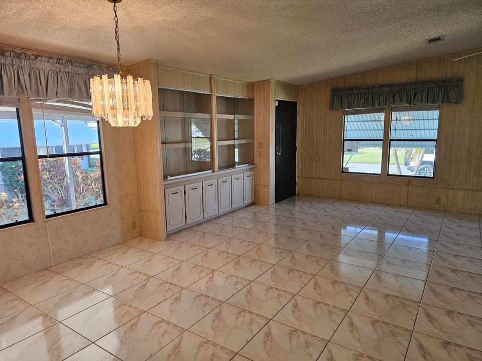 Под контрактом: $140,000 (2 спален, 2 ванн, 1292 Квадратных фут)