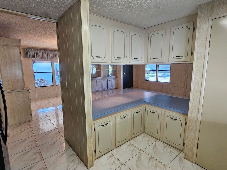 Под контрактом: $140,000 (2 спален, 2 ванн, 1292 Квадратных фут)