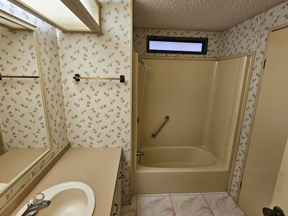 Под контрактом: $140,000 (2 спален, 2 ванн, 1292 Квадратных фут)