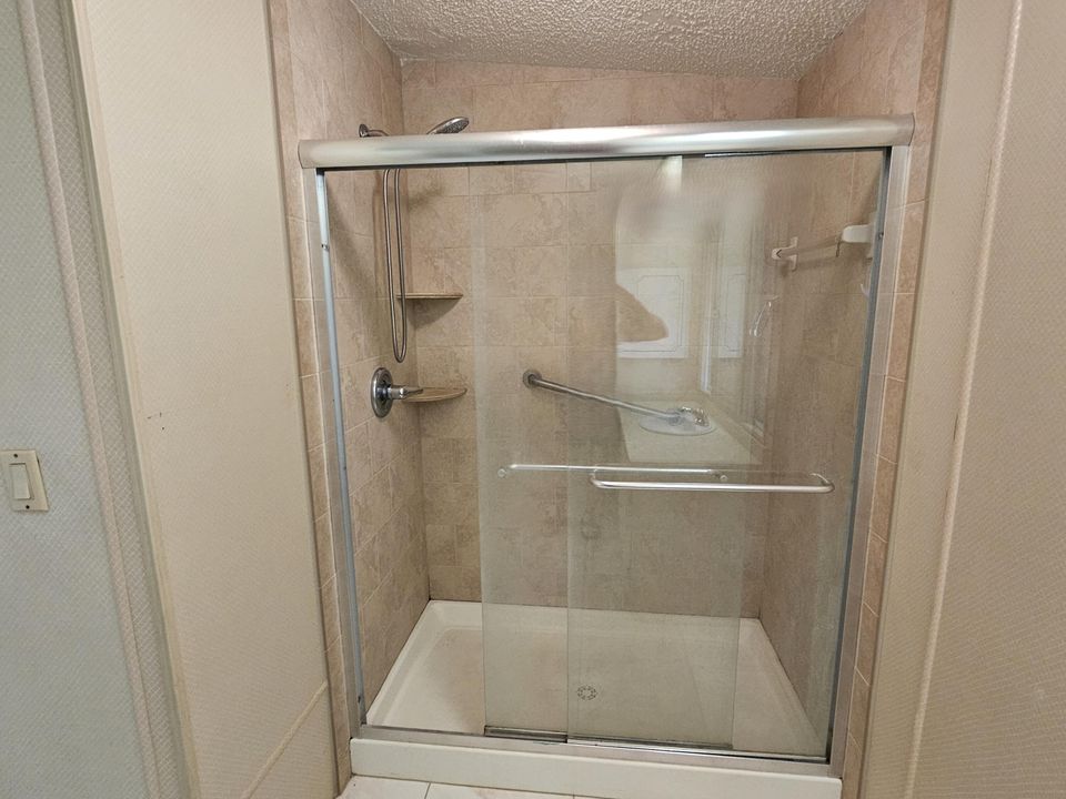 Под контрактом: $140,000 (2 спален, 2 ванн, 1292 Квадратных фут)