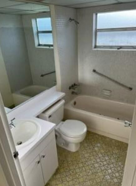 На продажу: $158,000 (2 спален, 2 ванн, 880 Квадратных фут)