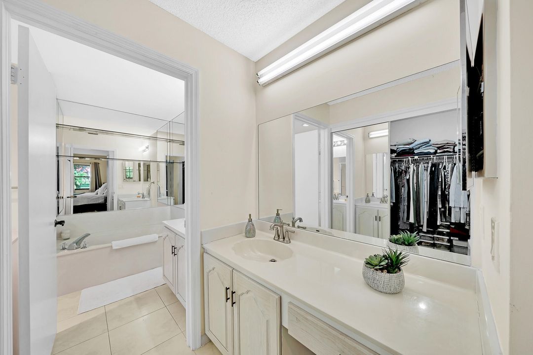 For Sale: $194,999 (2 beds, 2 baths, 1062 Square Feet)