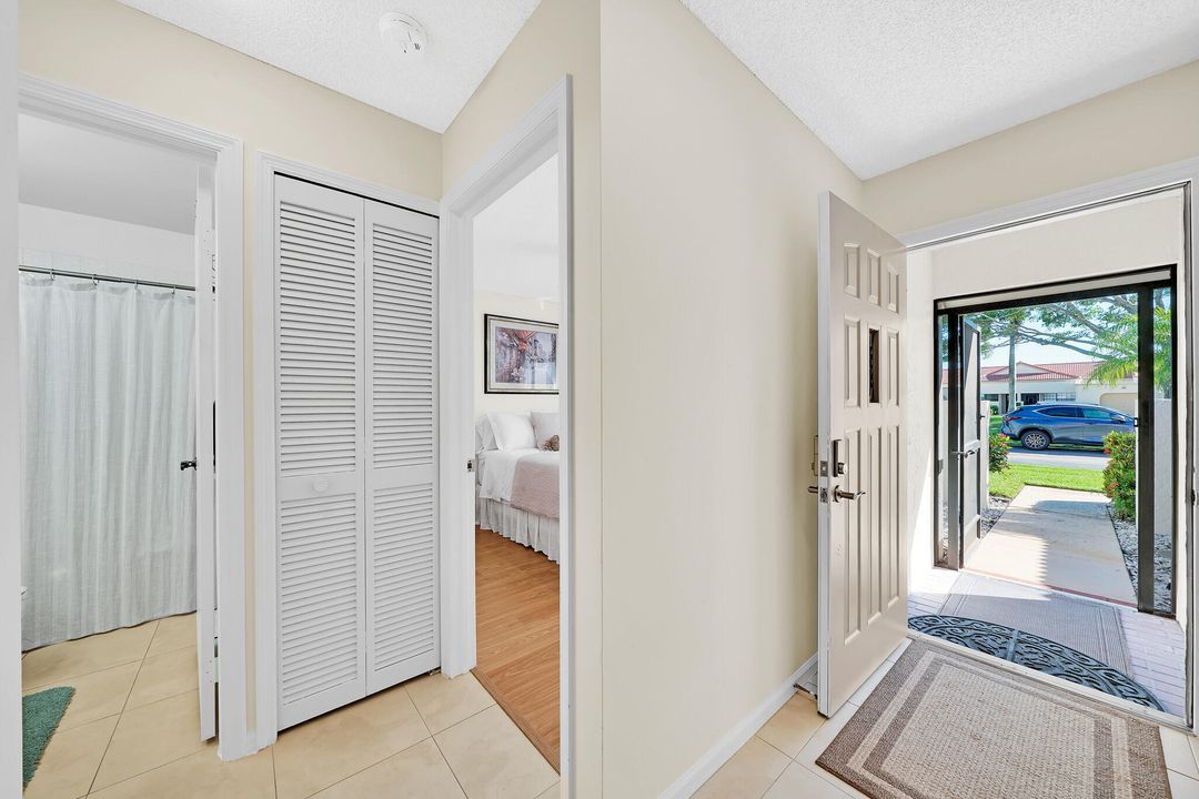 For Sale: $194,999 (2 beds, 2 baths, 1062 Square Feet)