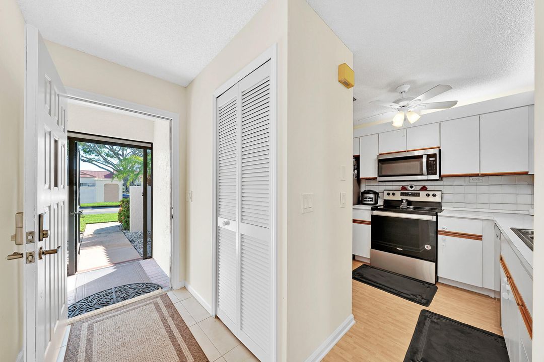 For Sale: $194,999 (2 beds, 2 baths, 1062 Square Feet)