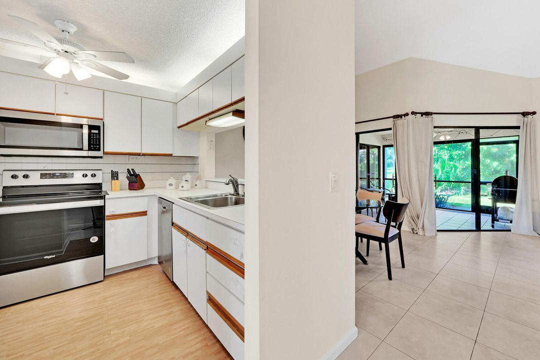 For Sale: $194,999 (2 beds, 2 baths, 1062 Square Feet)