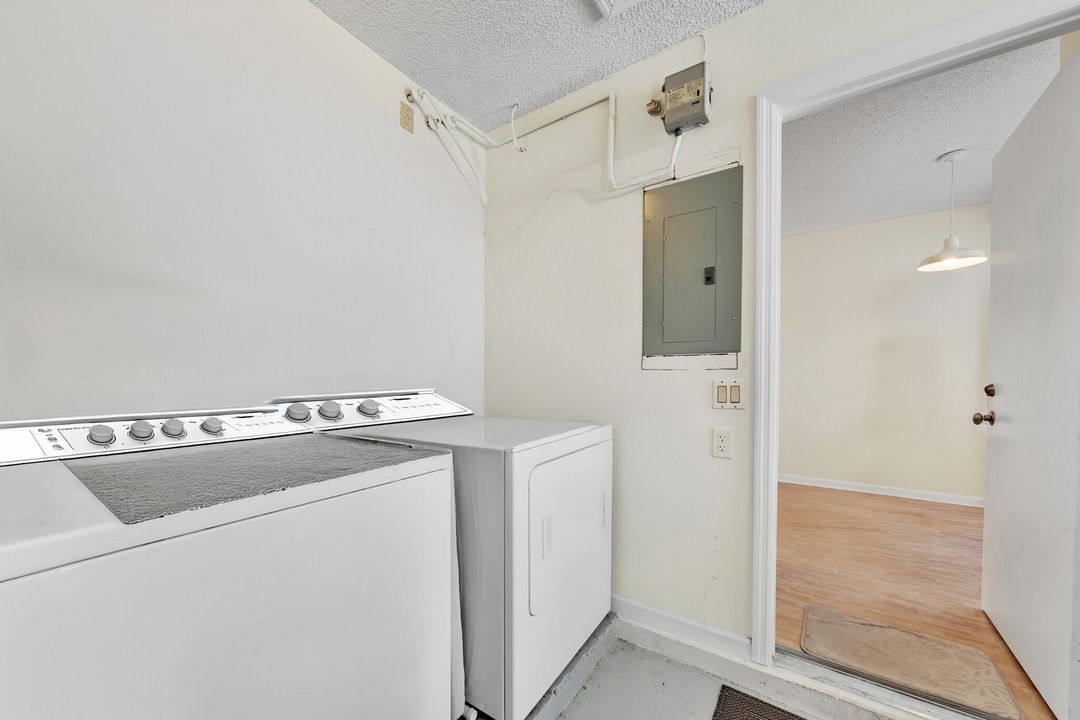 For Sale: $194,999 (2 beds, 2 baths, 1062 Square Feet)