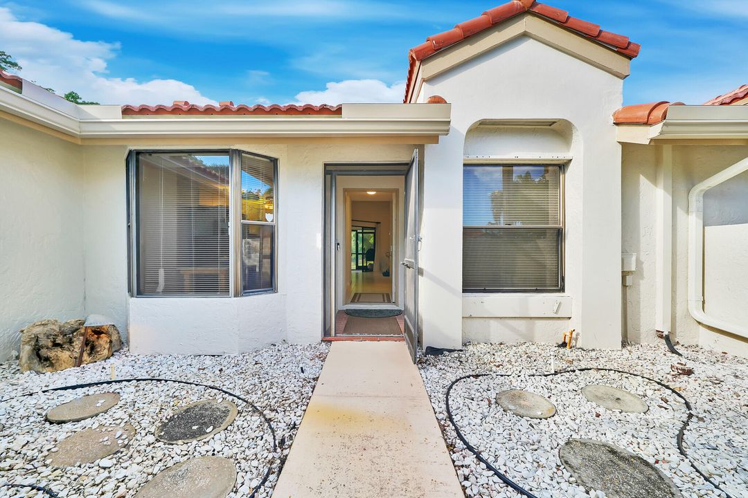 For Sale: $194,999 (2 beds, 2 baths, 1062 Square Feet)