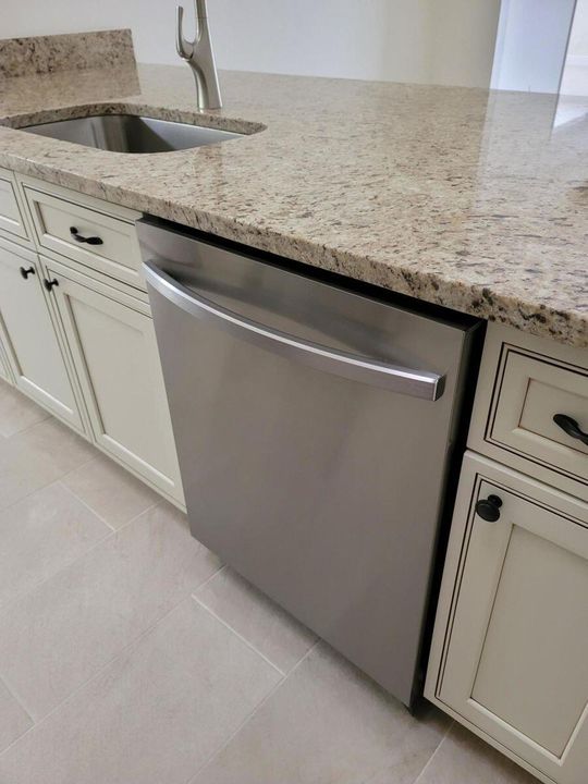 For Rent: $3,000 (2 beds, 2 baths, 1389 Square Feet)