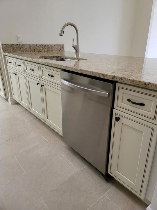 For Rent: $3,000 (2 beds, 2 baths, 1389 Square Feet)