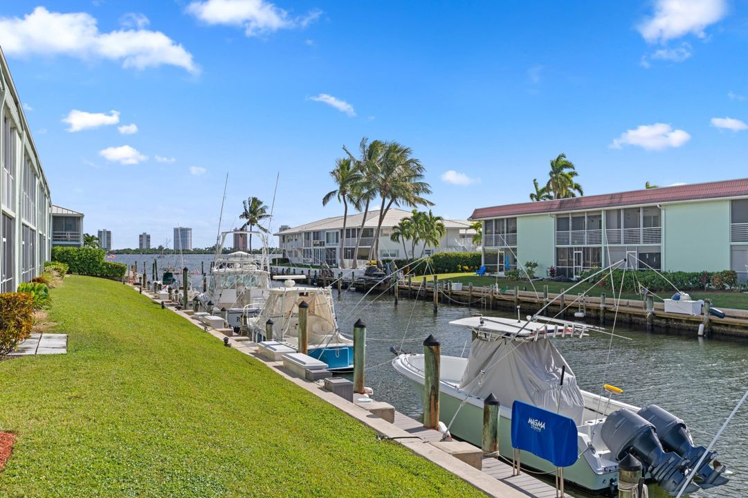 For Sale: $195,000 (1 beds, 1 baths, 670 Square Feet)