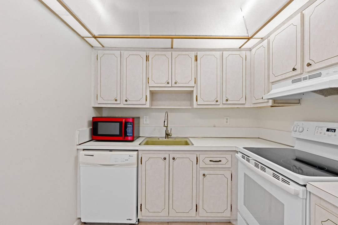 For Sale: $195,000 (1 beds, 1 baths, 670 Square Feet)