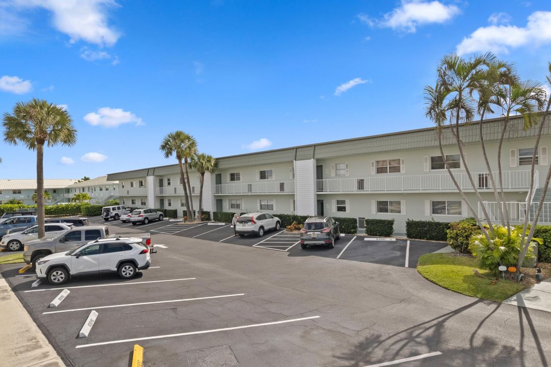 For Sale: $195,000 (1 beds, 1 baths, 670 Square Feet)