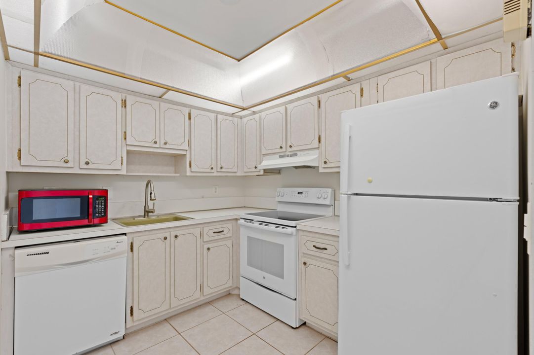 For Sale: $195,000 (1 beds, 1 baths, 670 Square Feet)